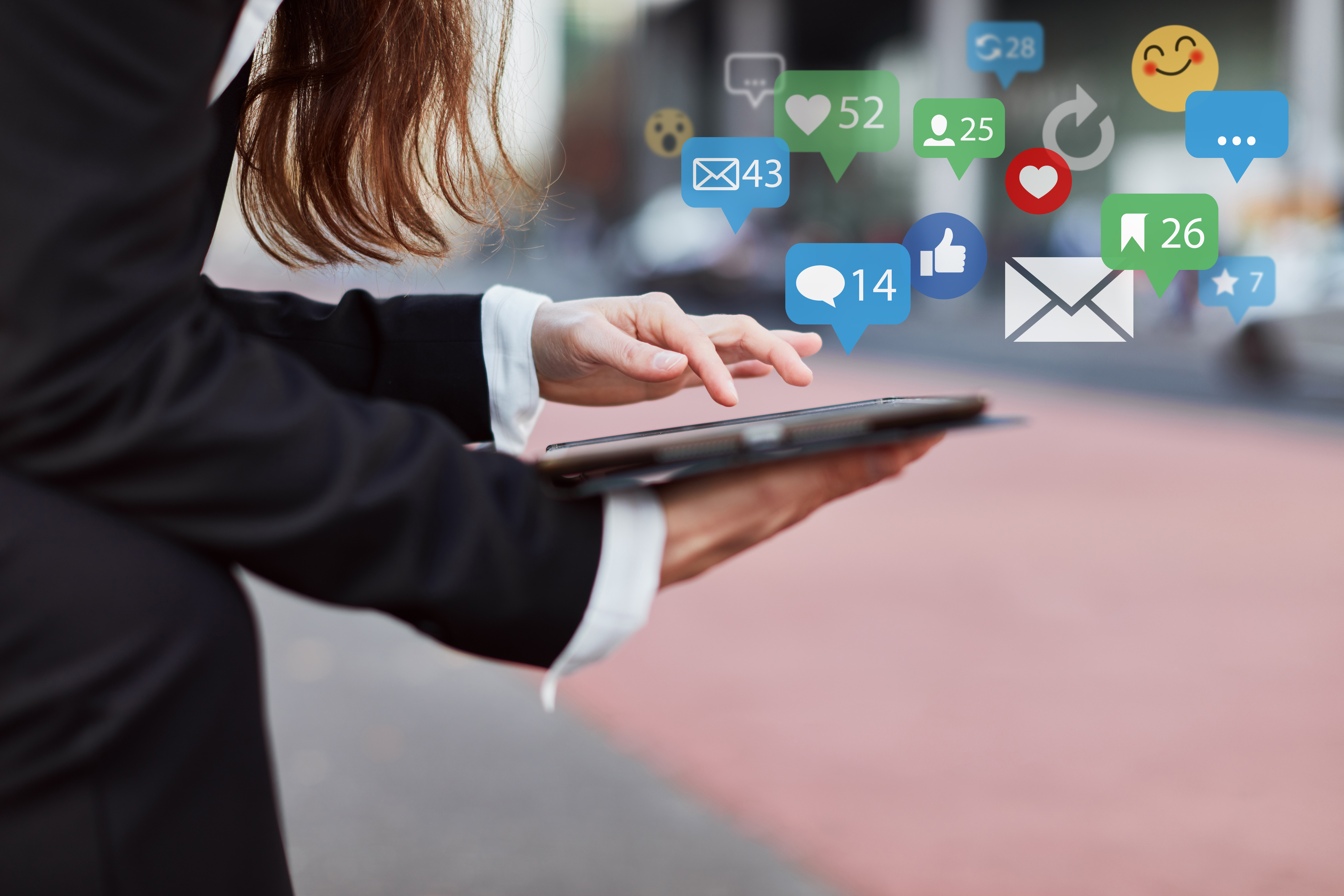 Geschäftsfrau mit Tablet in der Stadt als Social Media Konzept