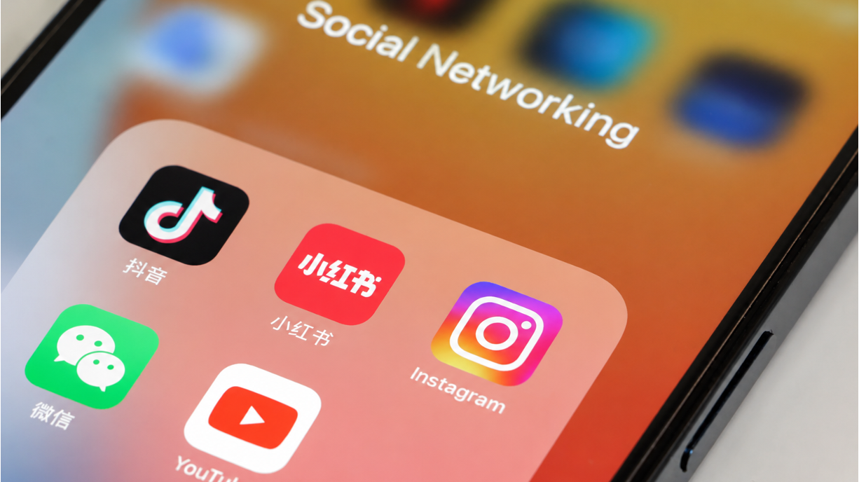 中国系SNSとInstagram・YouTubeのアプリが表示されたスマートフォン